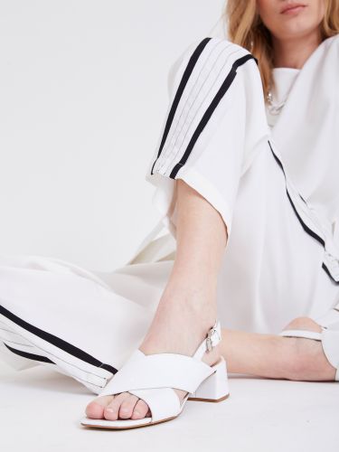 Sandalia Musanze En Cuero Charol